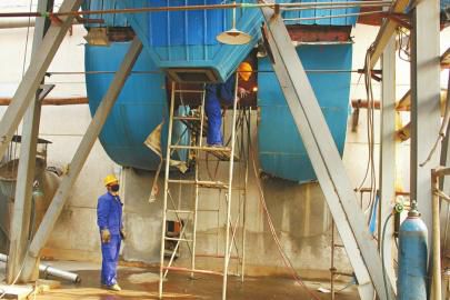 小鴨熱源廠正在進行帶式除塵器拆除作業(yè)。潘慶照