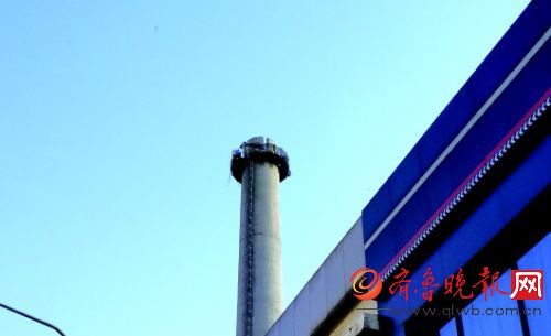 2013年12月15日晨，大煙囪排煙加重了濟(jì)南的空氣污染。