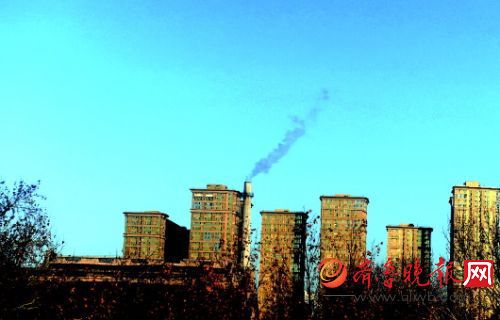 2014年12月1日，藍(lán)天下大煙囪清晰可見。