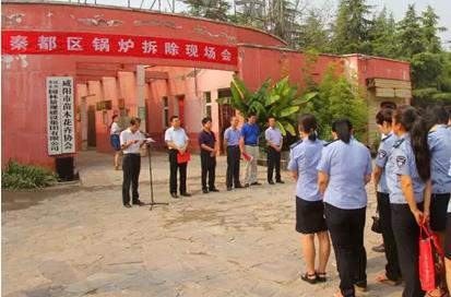 咸陽秦都出動大型機械3臺 現(xiàn)場拆除30臺燃煤鍋爐
